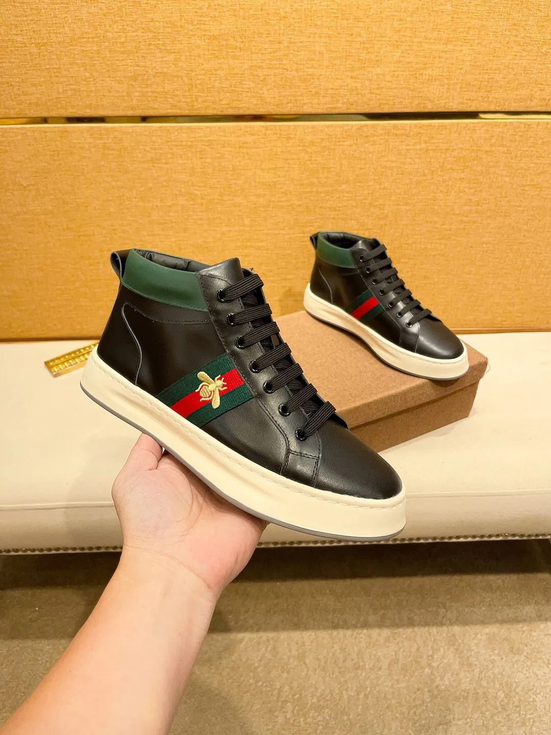 Factory price 440 [Gucci] Gucci's latest high-top casual Korean-style men's shoes, brand new autumn and winter design, perfect workmanship, cabinet quality, upper: cowhide material, leather lining; soft and comfortable, rubber outsole ultra-light, wear-resistant, simple, versatile fashion men's shoes, color optional, size 38--44